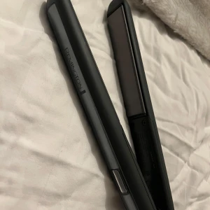 Remington plattång  - Säljer en plattång från Remington. Har använts 2 gånger. Spegeln har både rund och fyrkantig spegelyta inuti ett fyrkantigt plastfodral samt medföljande hårspännen. Säljer på grund av att det inte passar min hårtyp då jag har lockigt medeltjockt hår. Har en medföljande väska till. Inga defekter och är felfri. 