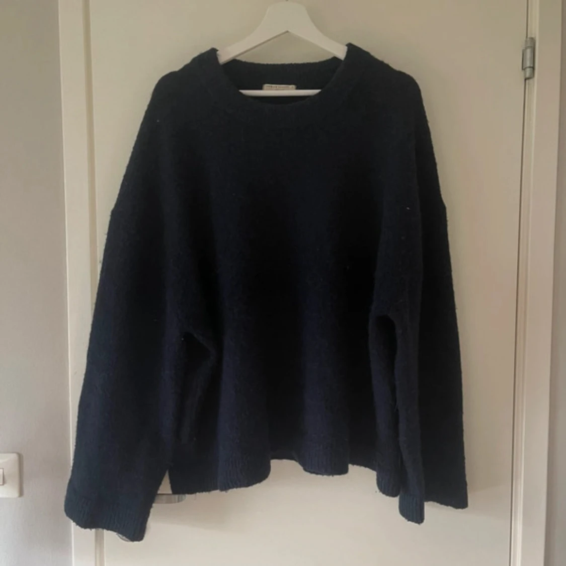 Mörkblå stickad tröja Gina Tricot L