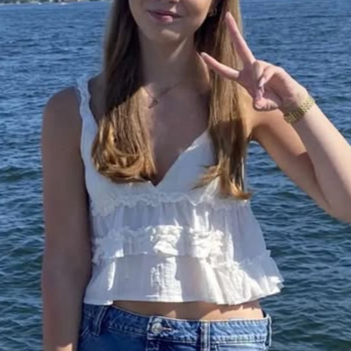 Vit volangig linnetopp med smala axelband