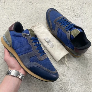 Valentino Rockrunner sneakers blå/grå - Säljer dessa rockrunners i riktigt fint skick med få defekter. Sulan är lite sliten men annars är de riktigt bra. Hör gärna av dig om du har frågor😁