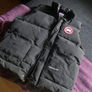 Canada Goose väst  - Hej säljer nu min Canada Goose väst eftersom jag aldrig använder den.  Västen är i perfekt skick   Pris går att diskutera ❗️❗️❗️
