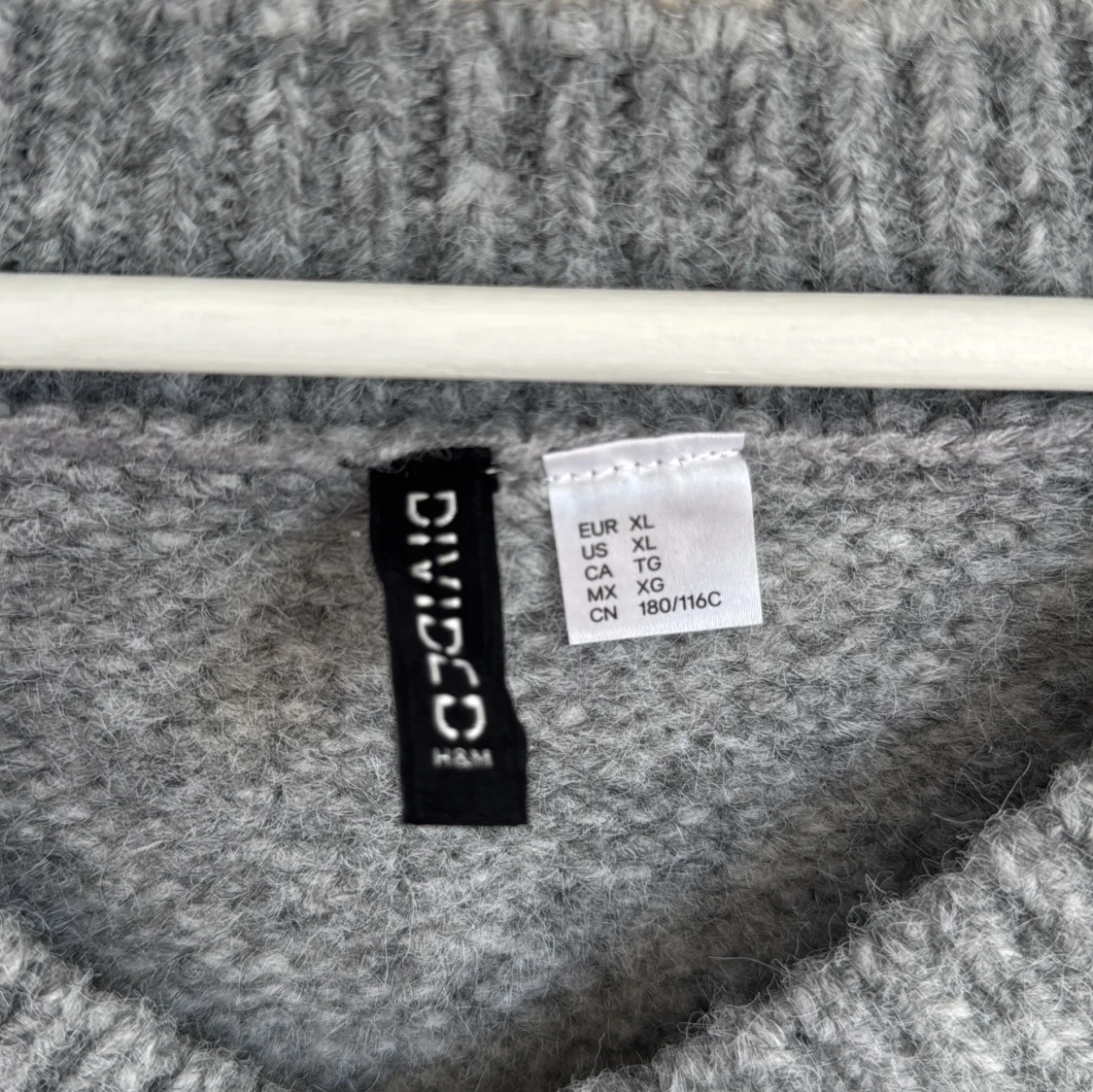 Grå stickad v-ringad tröja Divided - 2