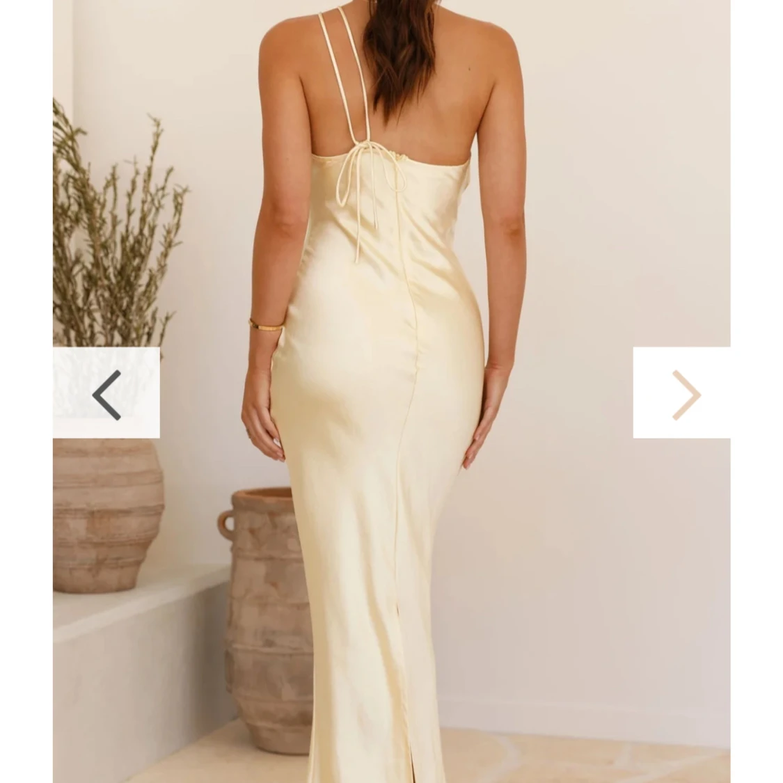 Ljusgul sidenklänning - 1