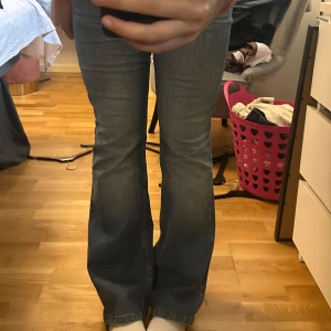 Blå bootcut jeans från ICHI - Snygga bootcut jeans från Ichi, storlek W33 L32