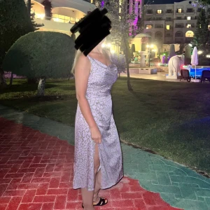 & Other Stories klänning - Lila satin klänning med leopard print, storlek S-M, banden gör att man kan anpassa storleken