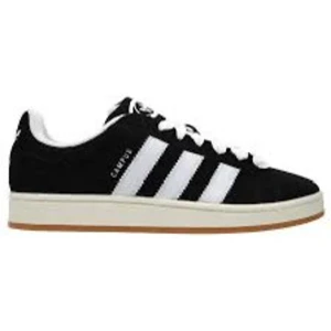 Adidas Campus svarta sneakers mocka - Klassiska Adidas Campus sneakers i svart mocka med vita detaljer och de ikoniska tre ränderna på sidan. Skorna har vit sula och snörning framtill. Perfekta för en clean och stilren streetlook.