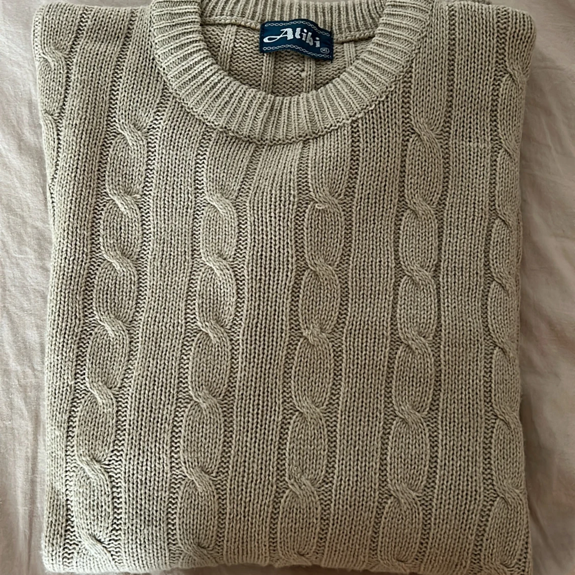 Beige kabelstickad tröja - 1