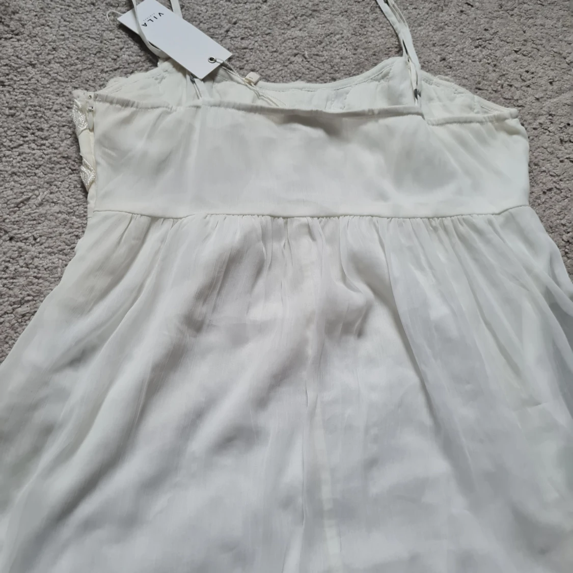 Vit blommig linnetopp från Vila - 2