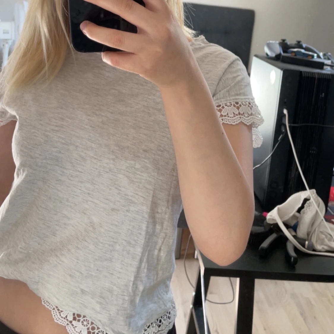 Ljusgrå blus med spets från KappAhl