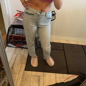 Ljusblå raka jeans med hög midja - Säljer ett par ljusblå jeans med hög midja och raka ben. Klassisk femficksmodell i mjukt denimtyg, perfekt för dig som gillar en clean och enkel look. Snygga att matcha med crop top eller hoodie.