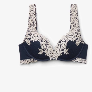 Säljer vacker Intimissimi BH – storlek 75B - Säljer vacker Intimissimi BH – storlek 75B  Elegant BH från Intimissimi i marinblått med vackra spetsdetaljer i offwhite. Modellen är bekväm, ger bra stöd och har ett feminint och lyxigt utseende.   Storlek: 75B  Använd endast ett fåtal gånger – i mycket fint    skick  Nypris 599 pris   Perfekt för dig som vill ha något både bekvämt och snyggt!