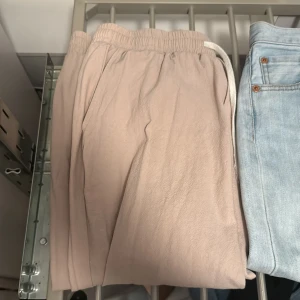 Säljer 3 par byxor  - Säljer 3 par byxor ,   Första paret är linnebyxor från shein med storlek M   Andra paret är ett bar ljusa 501or från märket Levis  300kr tänker jag men bud tillåts alltid   Tredje paret är ett par från märket scotch&soda med mått 33/32    Kom med bud för snabb affär 