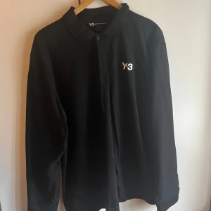 Y-3 långärmad piké. Storlek oversized L, passar normal XL - Tröjan svart och är i mycket bra skick. Ny pris är 2000kr. Men jag väljer sälja den billigare då den är är drygt 1 år gammal och använd. Men min användning av tröjan har knappt påverkat skicket. Dm mig för att diskutera priset:)