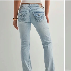 Ljusblå bootcut jeans True Religion - Säljer ett par skit snygga ljusblå bootcut jeans från True Religion då jag köpte fel storlek. Är helt oanvända med prislapp kvar. Köpt för 1299kr. Hör av dig vid frågor eller egna bilder💞