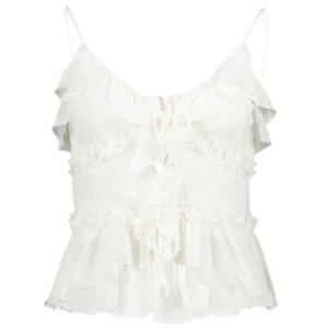 Vit volangblus från Amisu XS - Supersöt vit blus från Amisu i storlek XS. Väldigt trendig och superfin till sommaren. Ändast provad då den inte passade💕