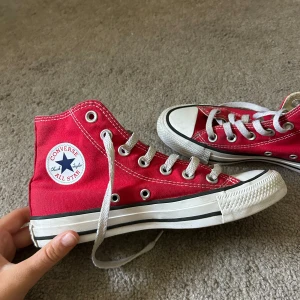 Röda Converse  - Super coola röda Converse i storlek 36