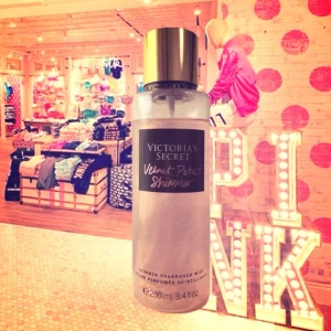 Victoria's Secret Velvet Petals Shimmer  - parfym mist från Victoria's Secret i doften Velvet Petals Shimmer. doften har noter av blommor, mandel, nötter, frukter och sött. är lite mer än 90% full och är glittrig. när den sprayar är det lite konstigt men det är på grund av glittret.