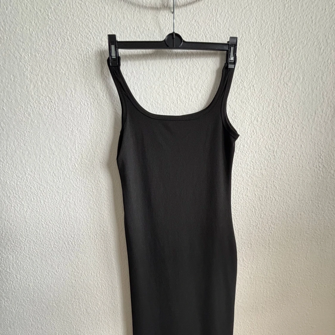 Svart ribbad ärmlös klänning