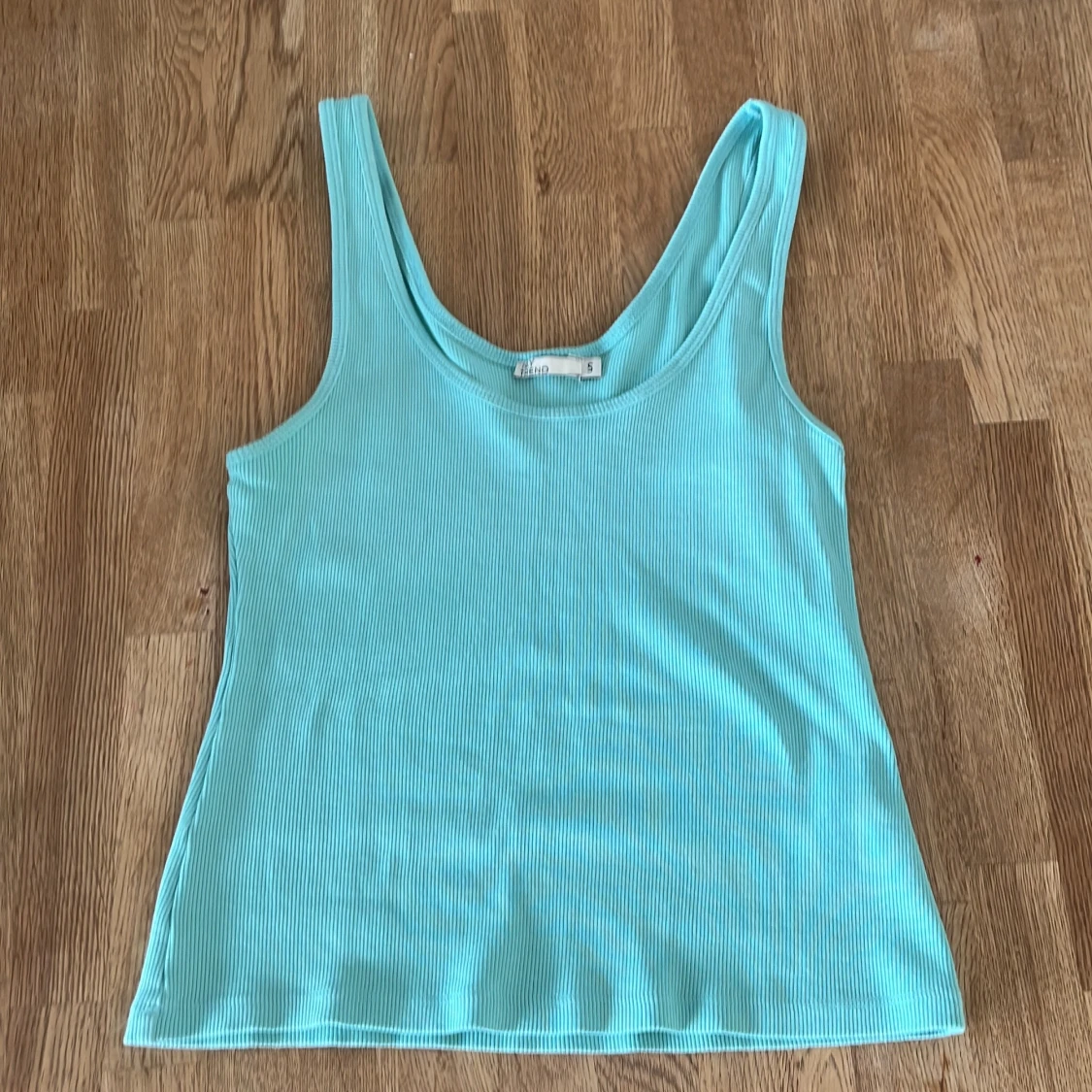 Turkos ribbad linnetopp från NLY Trend