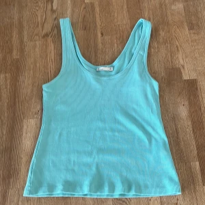 Turkos ribbad linnetopp från NLY Trend - Turkos sommartopp från NLY Trend, storlek S. Varan är i bra skick, inga fläckar eller hål, använd några gånger.