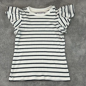 Randig topp - Jag säljer den här supersöta randiga toppen från lindex! Toppen är i storlek xs💞Använd fåtal gånger!