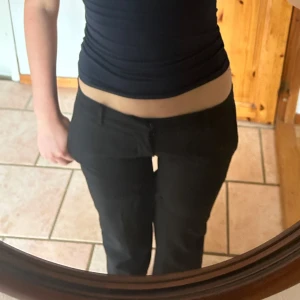 lågmidjade kostymbyxor - Omsydda till Lågmidjade men syns endast vid låren att det är omsydda 🥰 super snygga och långa till mig som är 170!