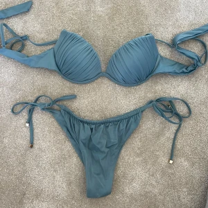 Calzedonia bikini - Säljer denna supersöta bikini från Calzedonia. Lappen tog jag av då den var väldigt lång när jag köpte den. Endast använt ett fåtal gånger. Sitter verkligen så fint och jag ääälskar denna färg när man är brun☺️💗