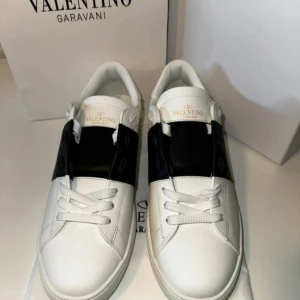 Valentino Garavani calfskin open sneaker - Helt nya, endast testade hemma. Trodde jag skulle passa 45 men jag behöver en storlek större och därför jag säljer dem. Duger inte priset så skicka ett förslag.