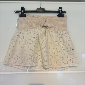 Beige tube topp från SHEIN - Supersöt beige topp från SHEIN i storlek XS. Perfekt för sommarens alla tillfällen och ger en romantisk vibe.