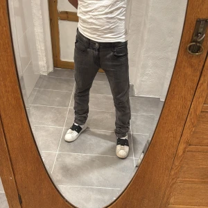 Replay jeans  - Ett par snygga jeans från Replay i storlek W30 L32 i modellen Anbbas 