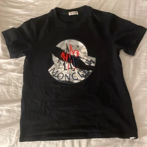 Svart Moncler t-shirt - Svart t-shirt från Moncler