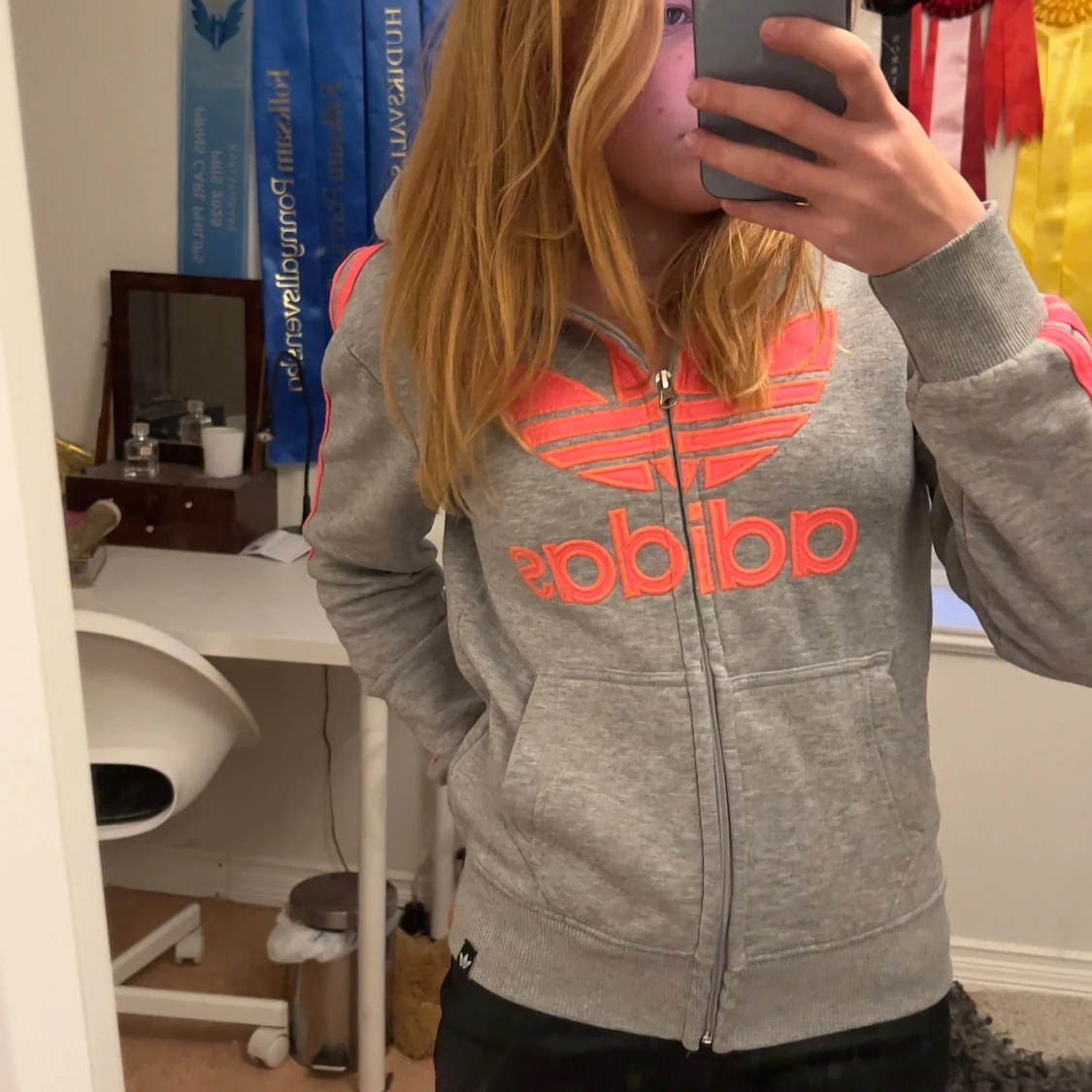 Grå Adidas hoodie med rosa logga