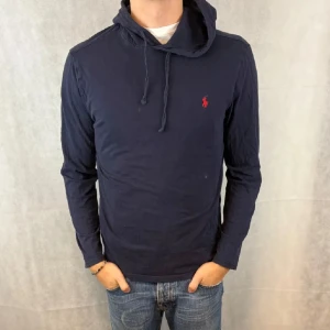 Ralph Lauren hoodie  - Fint skick! Modellen är 185 och bär M