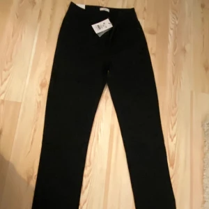 Svarta jeans från Envii Prislapp kvar - !High waist  Relaxed ben  Svarta  NYA  Köpsugen? Flera bilder / bättre bilder? Säg till!  Kostade 700kr köpta i butiken på Biblioteksgatan.  