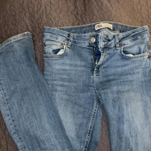 Blå bootcut jeans från Zara  - INTE MINA BILDER, så skriv om ni vill ha fler bilder❤️Pris kan diskuteras❣️