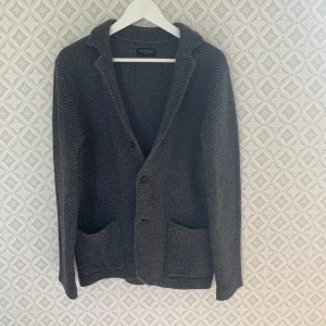 Grå stickad kavaj från Bruun & Stengade - Stickad kavaj från bruun & stengade, mycket bra skick storlek S 