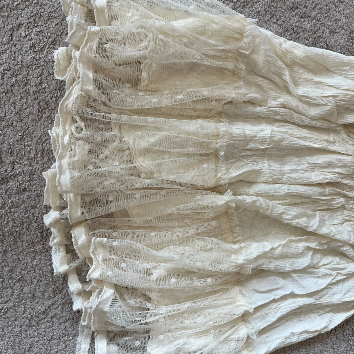 Ljus kortklänning med volang och mesh - 1