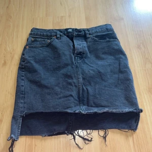 Svart jeanskjol från lager 157 - Cool svart jeanskjol från 157 i medium med rå, fransig nederkant och klassiska fickor fram och bak. Köptes för några år sen men är fortfarande i ett bra skick, ser inga defekter🌸