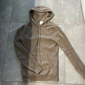 John Henric kashmir hoodie - Säljer den här riktigt snygga brun/beiga kashmir hoodien från John henric! Den är i väldigt bra skick och riktigt skön. Bara att skriva ifall du har fråga/fundering👌
