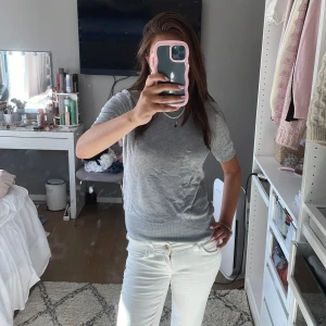 Grå t-shirt från Zara i bomull - Söt stickat T-shirt från Zara i storlek M men sitter som S!!