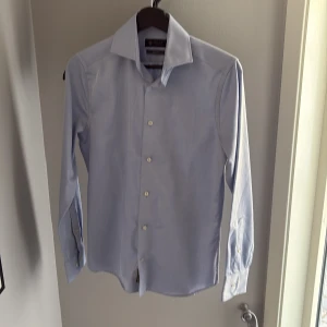 Ljusblå skjorta från Riley - Ljusblå slim fit skjorta från Riley i storlek xs.