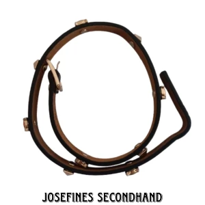 Läderarmband med guldnitar - Långt läderarmband med guldnitar och kattformade nitar. Är i fint skick, knappt använd