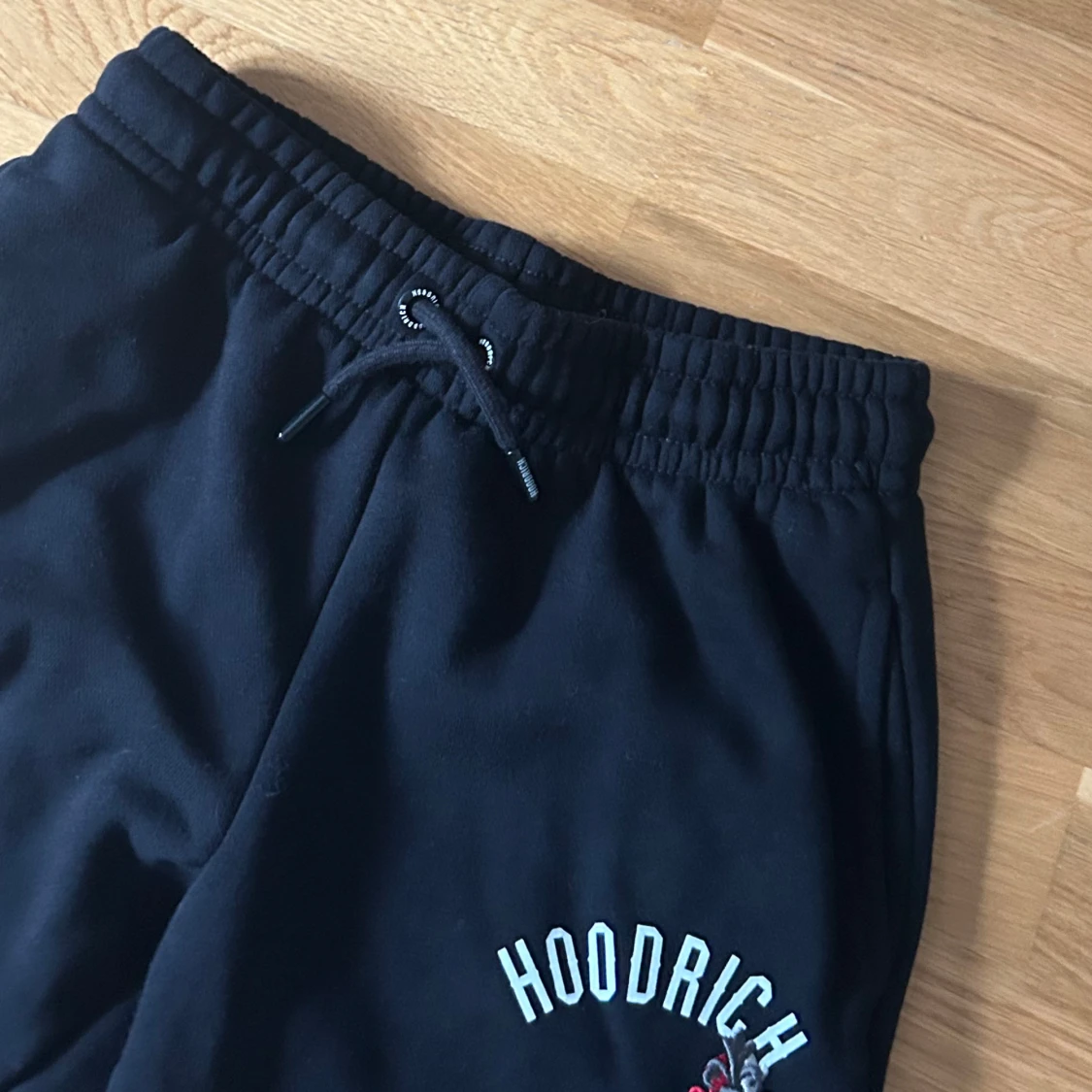 Svarta mjukisbyxor från Hoodrich barnstorlek S 8-10 års ålder  - 1