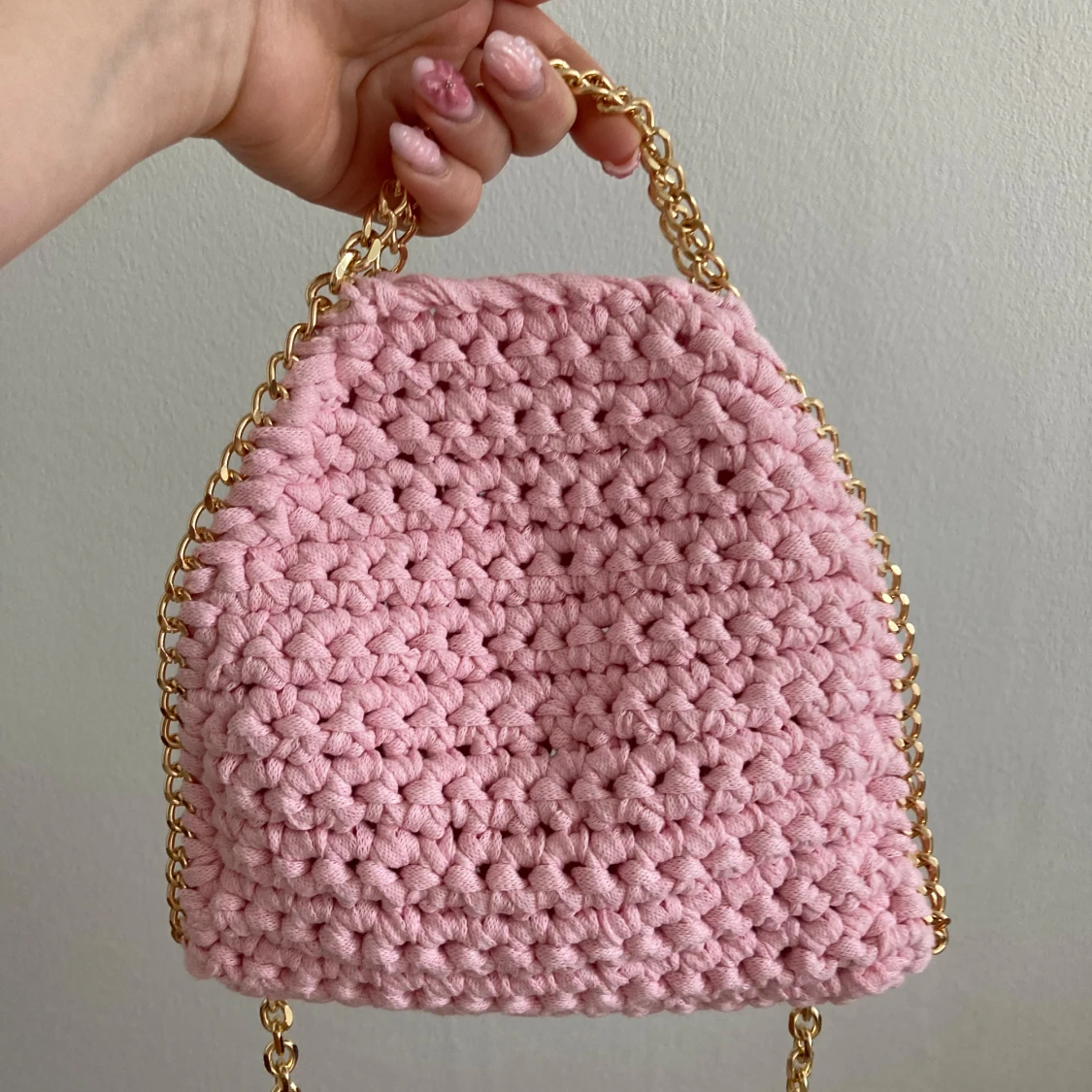 Virkad rosa väska med guldkedja 