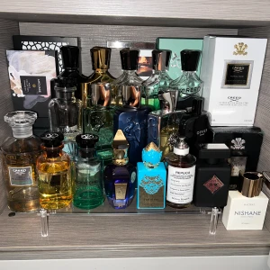 Parfym prover/Decants/Samples/Parfymer/Parfym splittar - Säljer samples av alla parfymer på bilden. Storlekarna är 2ml, 3ml, 5ml och 10ml. Kan lösa frakt privat = 22kr. Parfymerna är följande: Creed Royal Oud, Creed Millesime Imperial, Creed Aventus, Creed Virgin Island Water, Amouage Reflection Man, PDM Greenely, PDM Layton, Maison Margiela By The Fireplace, SWY Intensely, Louis Vuitton Imagination, LV Pacific Chill, Nishane Hacivat, Initio Absolute Aphrodisiac, Stephane Humbert Lucas God Of Fire, Xerjoff Torino 21, Office for men.