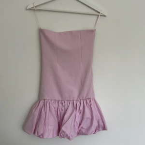 Zara klänning - Supersöt klänning med bling nedtill fårn Zara. Aldrig använd, helt nytt skick!! Skriv vid frågor!!💞💞💞💞