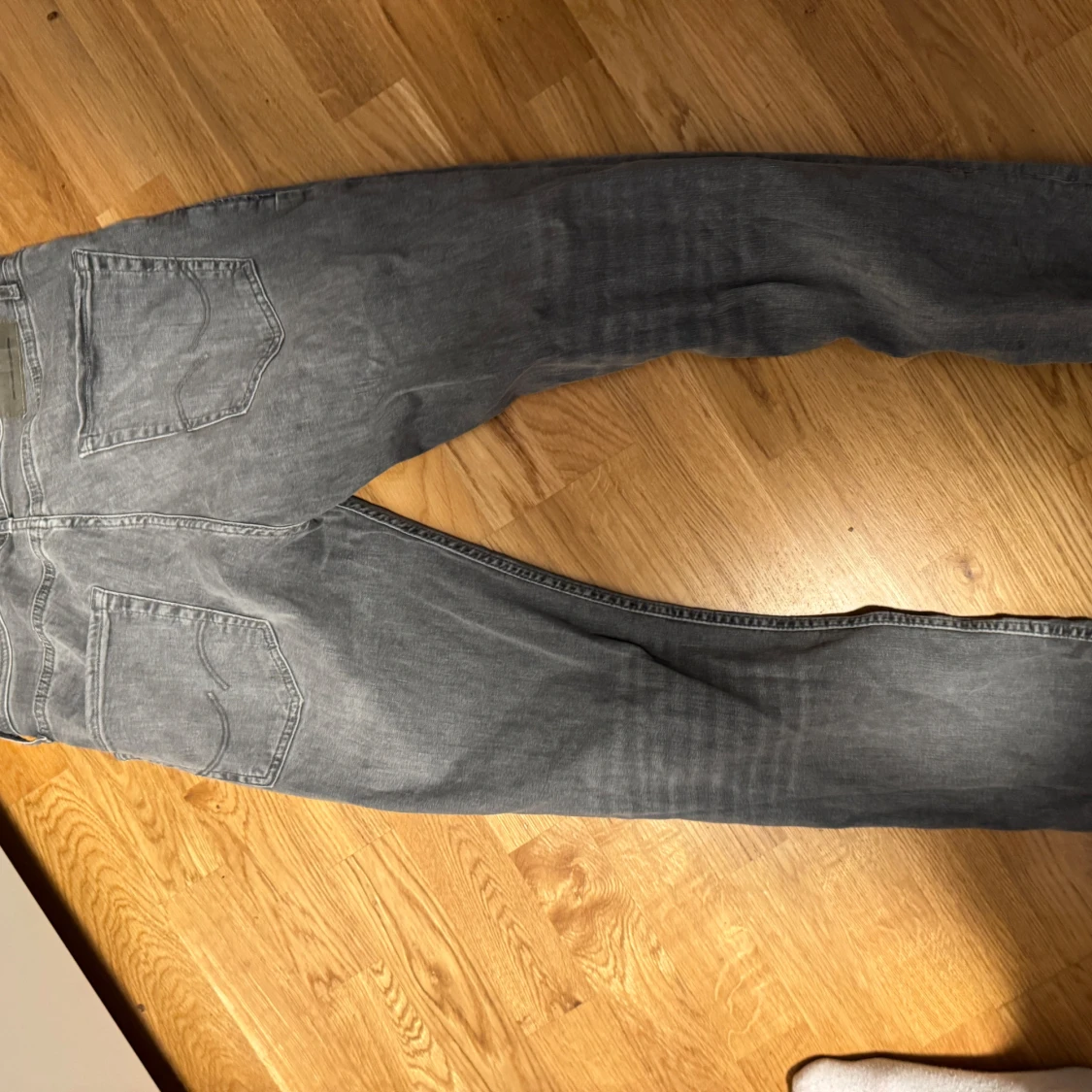 Grå jeans i rak modell - 1