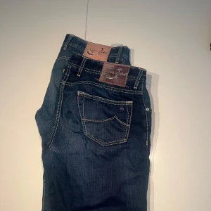 Jacob Cohen  - INTRESSEKOLL!!! Två par Jacob Cohen jeans i storlek 32 och 33, säljs pga förlite använding. Kom privat vid frågor och funderingar!