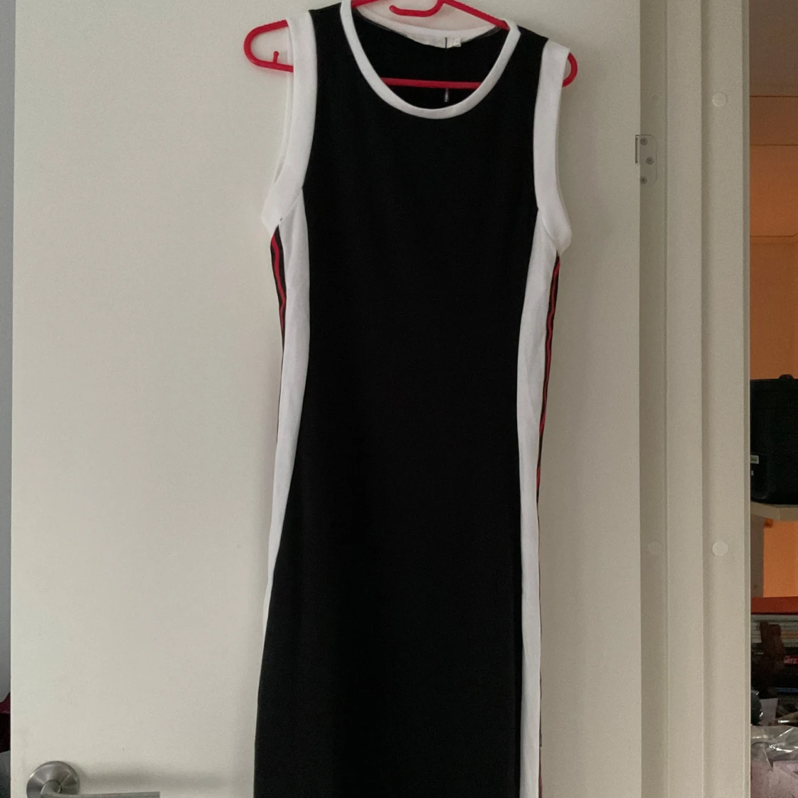 Svart och vit ärmlös klänning med knappar