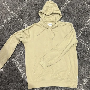 Beige hoodie från Lindbergh - Snygg beige hoodie från Lindbergh med huva och dragsko. Tröjan har en klassisk känguruficka framtill och långa ärmar. Perfekt för en chill och avslappnad stil. Tillverkad i mjuk bomull för extra komfort.